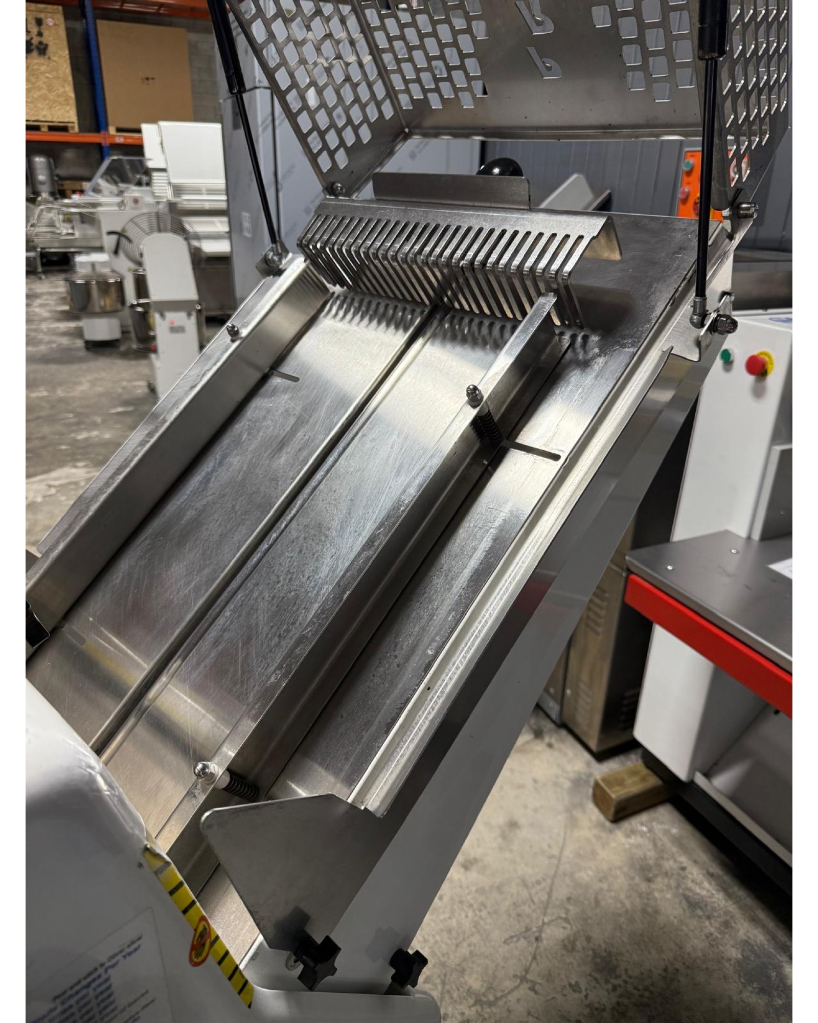 Oliver Gravity-Feed Bread Slicer with Cover (USED)