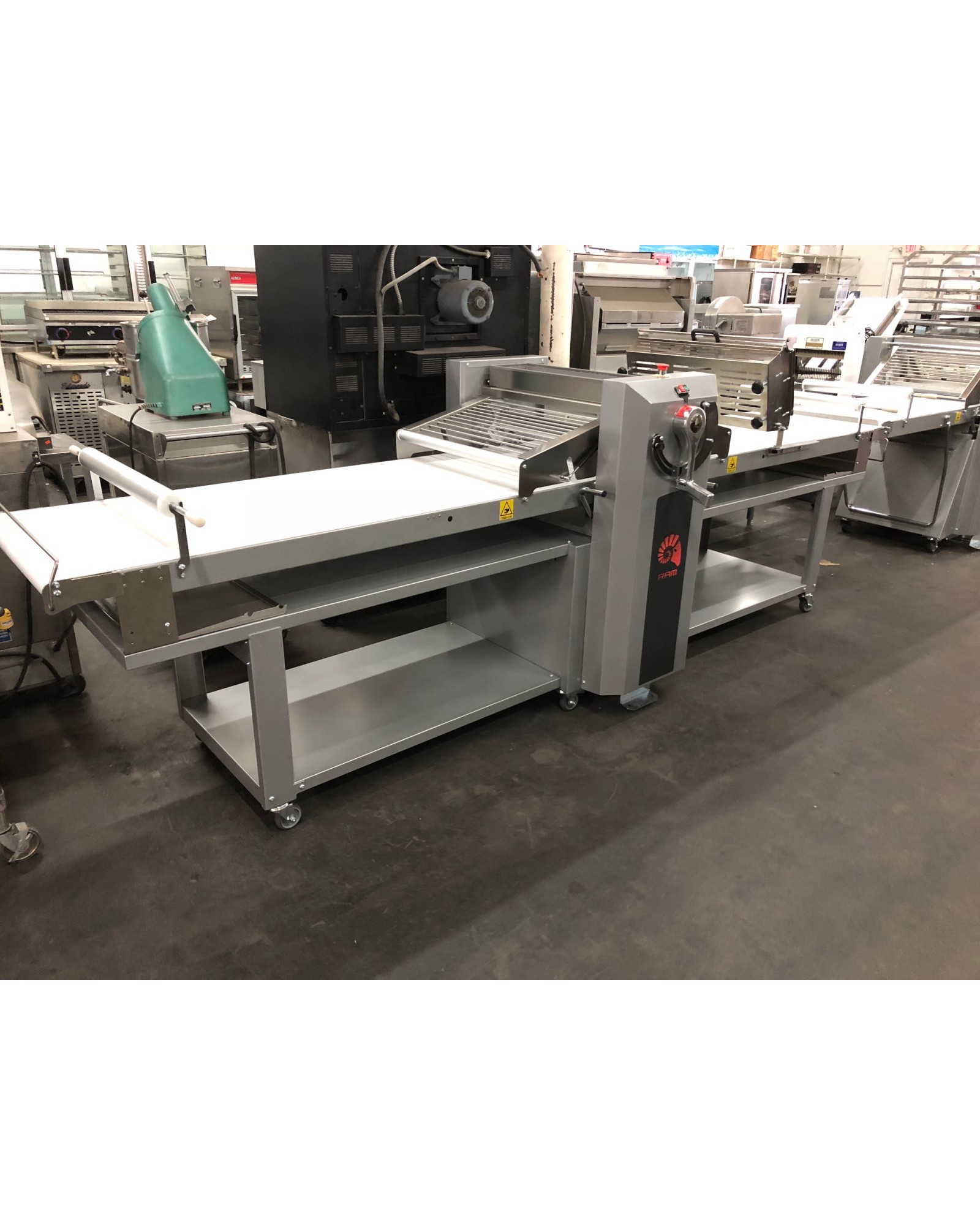 Reversible Sheeter Q670-1800 (Production Sheeter with Cutting Station) [Ram]
